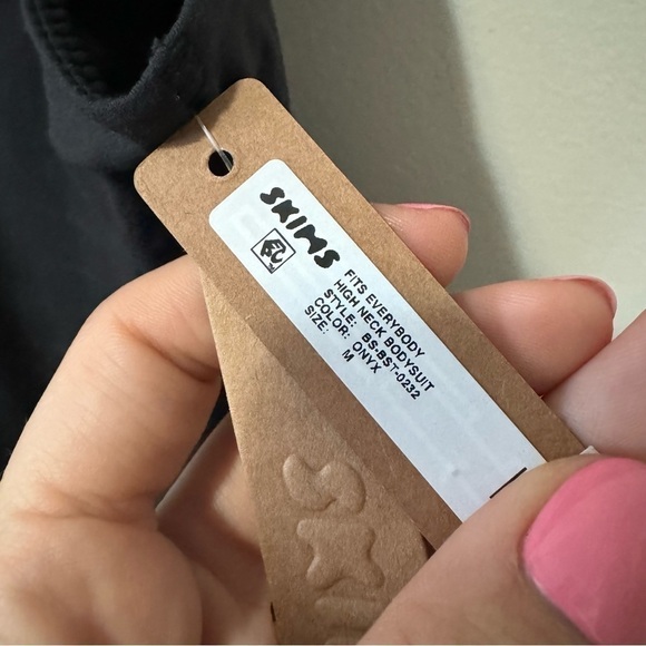 NWT SKIMS FITS EVERYBODY HIGH NECK BODYSUIT M - Picture 6 of 6